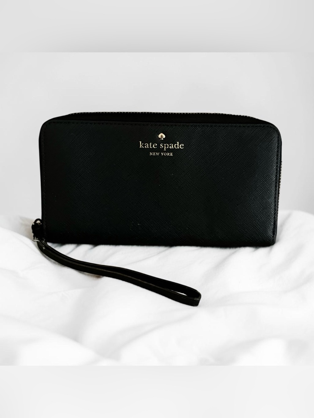 EXCELLENT CONDITION! KATE SPADE CEDAR STREET “TALK IS CHIC” ZIP AROUND WRISTLET